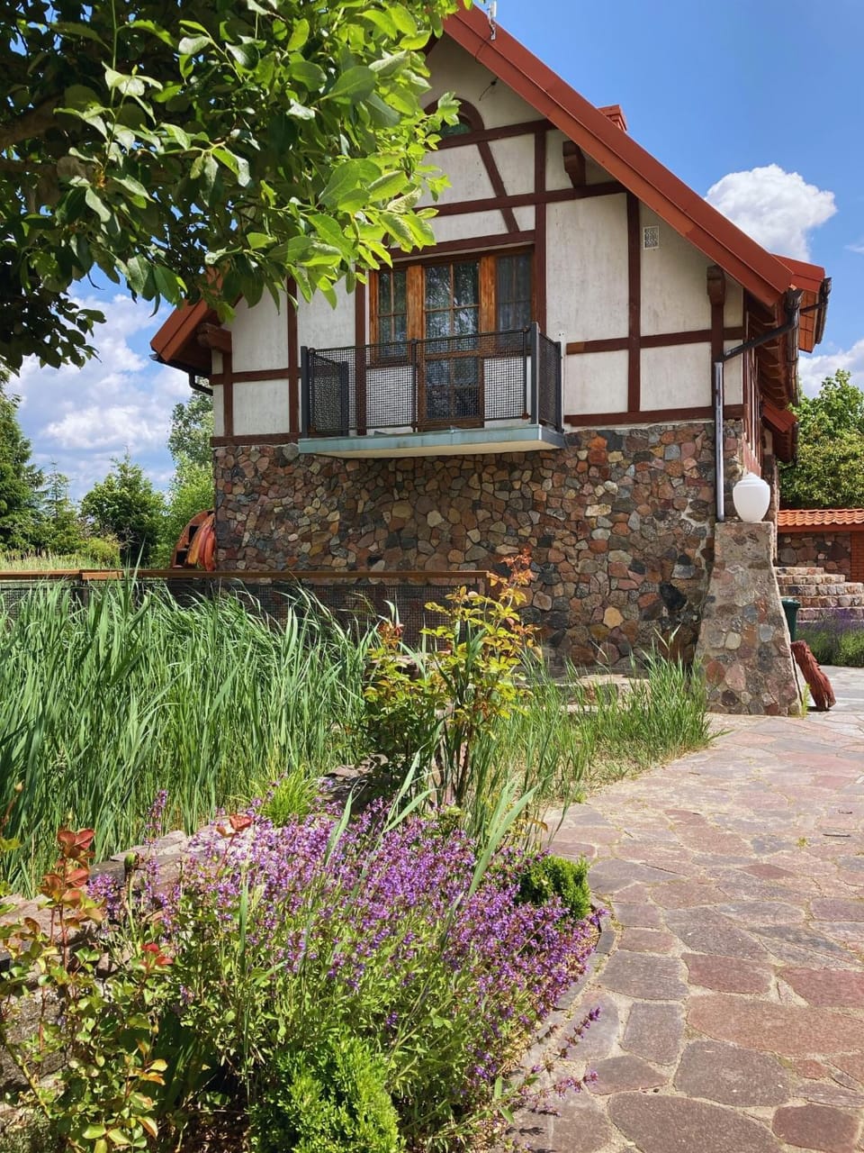 Property building, Facade/entrance, Natural landscape, pet friendly