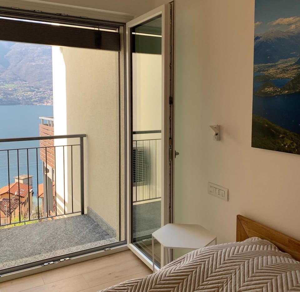 Bedroom, Lake view
