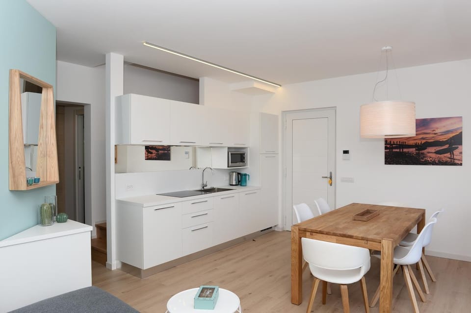 Kitchen or kitchenette, Living room, Seating area, Dining area