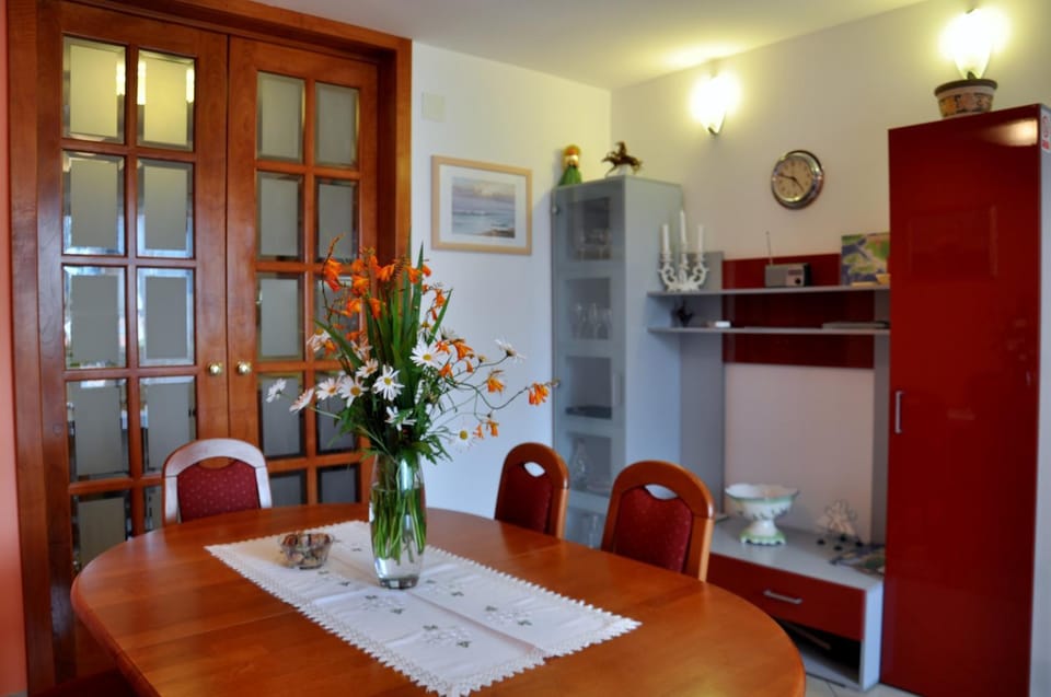 TV and multimedia, Coffee/tea facilities, Living room, Seating area, Dining area, minibar, air conditioner