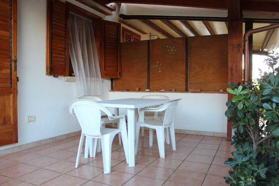 Property building, Patio, Facade/entrance, Garden, Balcony/Terrace, Garden view