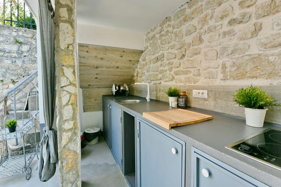 Property building, Balcony/Terrace, Kitchen or kitchenette, Seating area