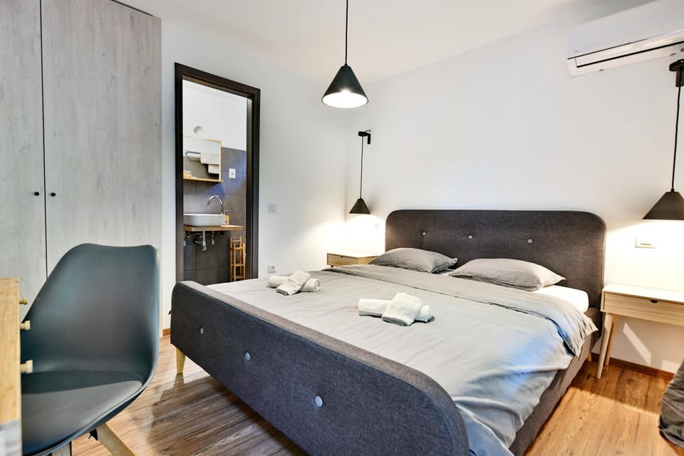 Bed, Photo of the whole room, Bedroom, air conditioner