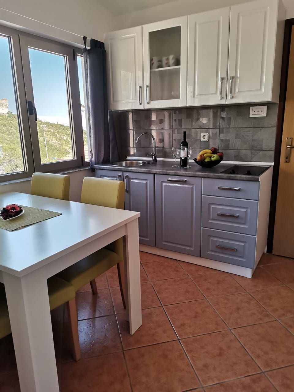 Kitchen or kitchenette, Dining area