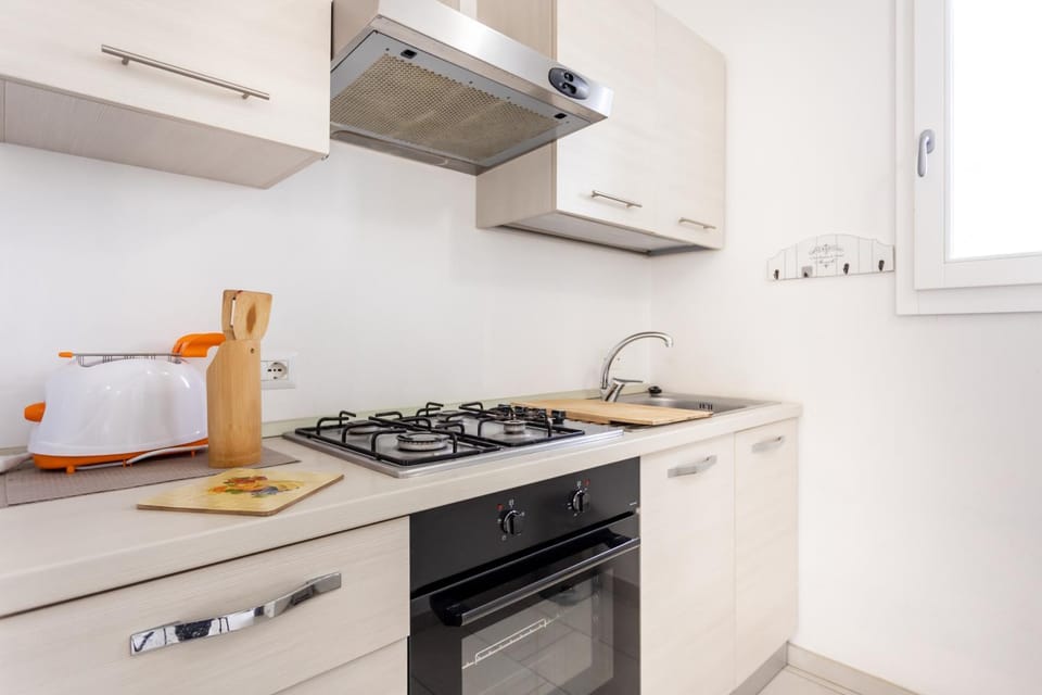 Kitchen or kitchenette, pet friendly, stove, toaster