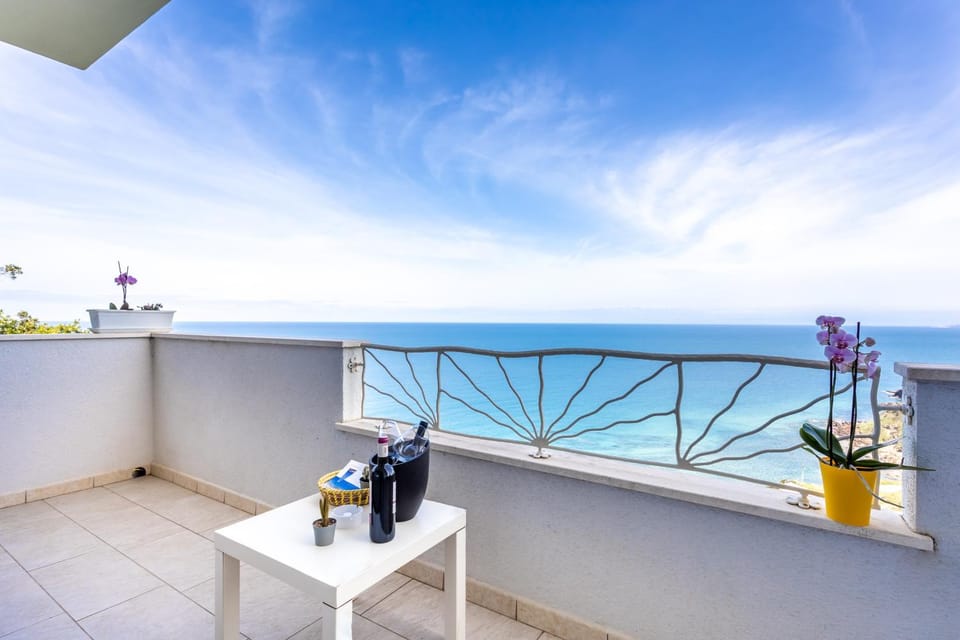 Day, View (from property/room), Balcony/Terrace, Dining area, Sea view