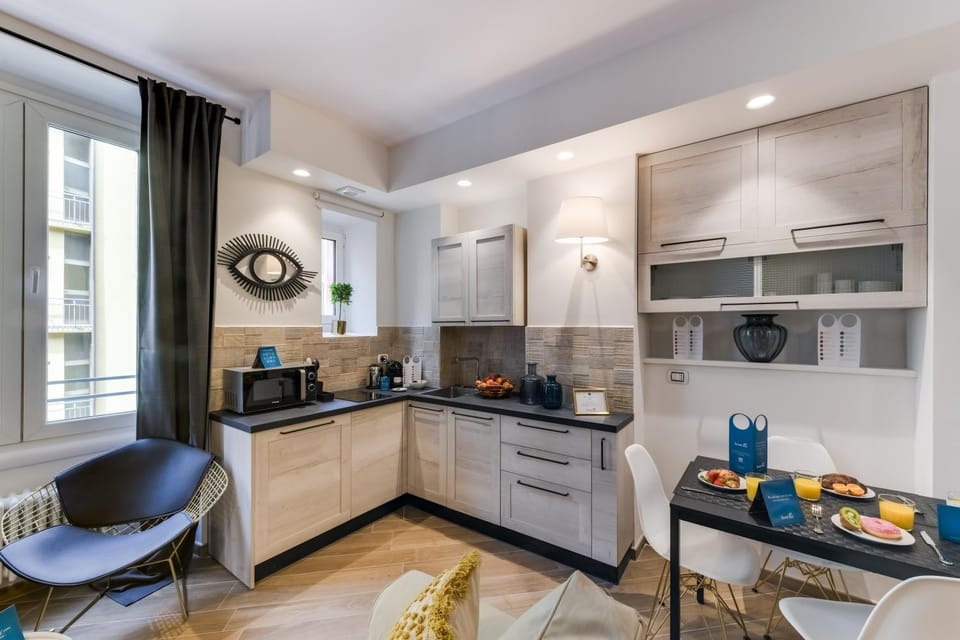 Kitchen or kitchenette, Dining area
