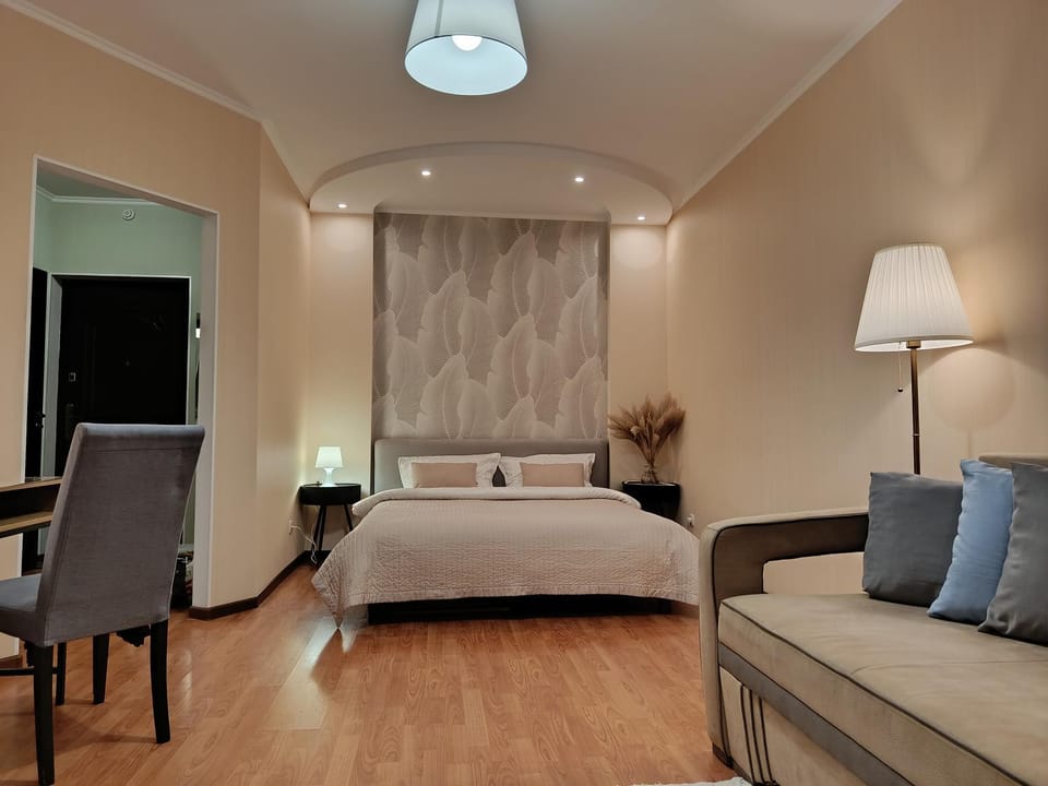 Bed, Photo of the whole room, Seating area, Bedroom