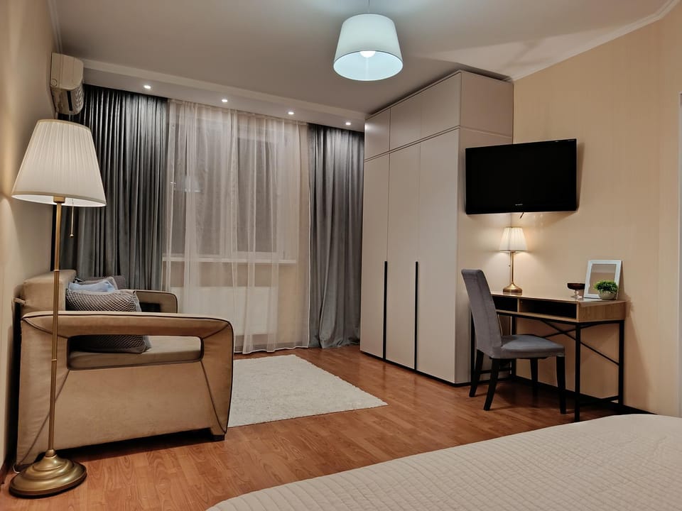 Bed, TV and multimedia, Living room, Photo of the whole room, Bedroom
