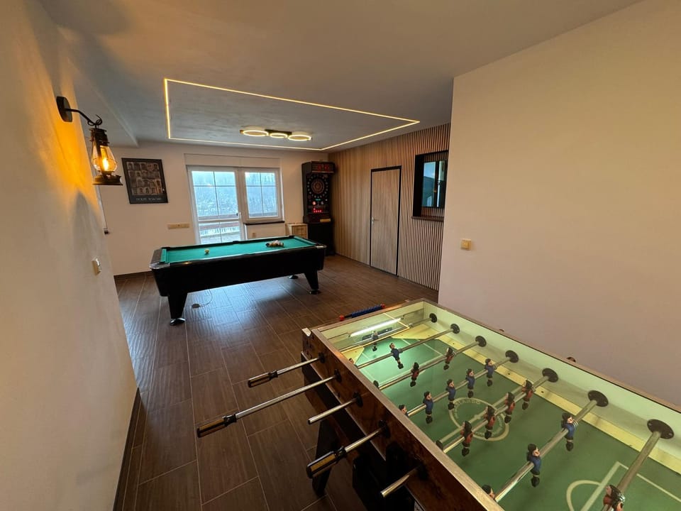 Billiard, Game Room