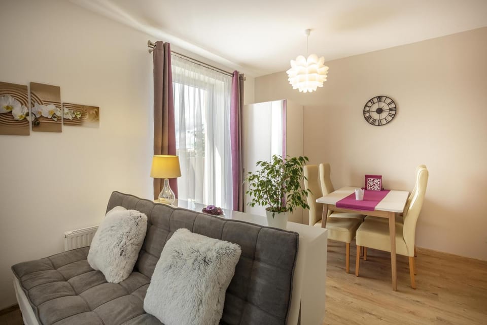 Bed, Dining area