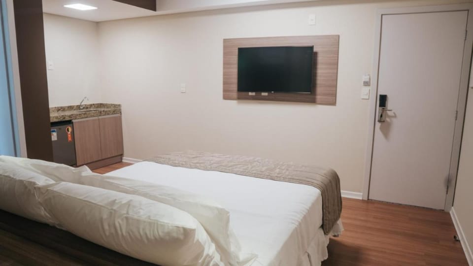 Bed, TV and multimedia, Photo of the whole room, Bedroom