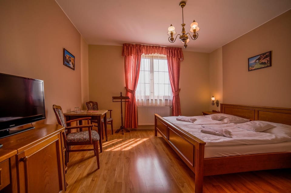 Bed, TV and multimedia, Bedroom
