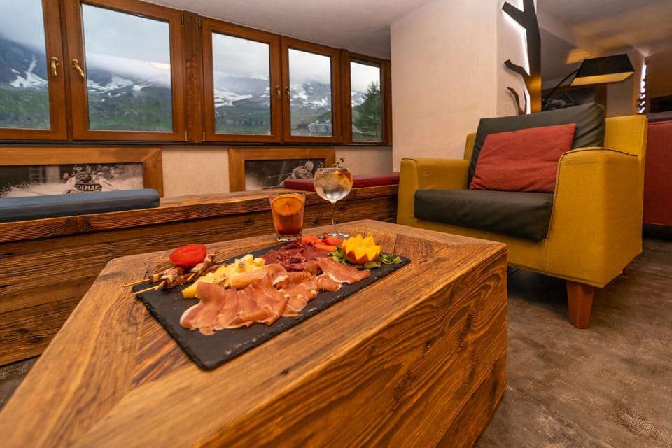 Lounge or bar, Food and drinks, Drinks