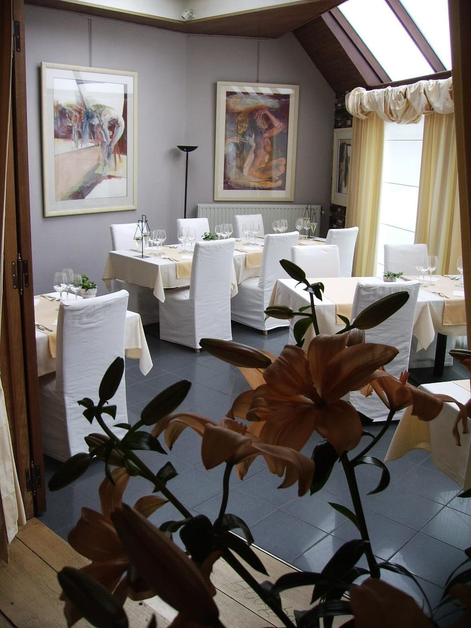 Restaurant/places to eat, Dining area