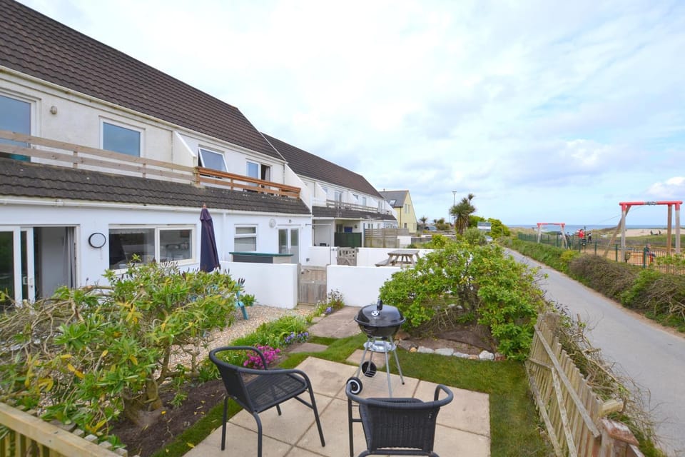 Property building, Patio, Balcony/Terrace