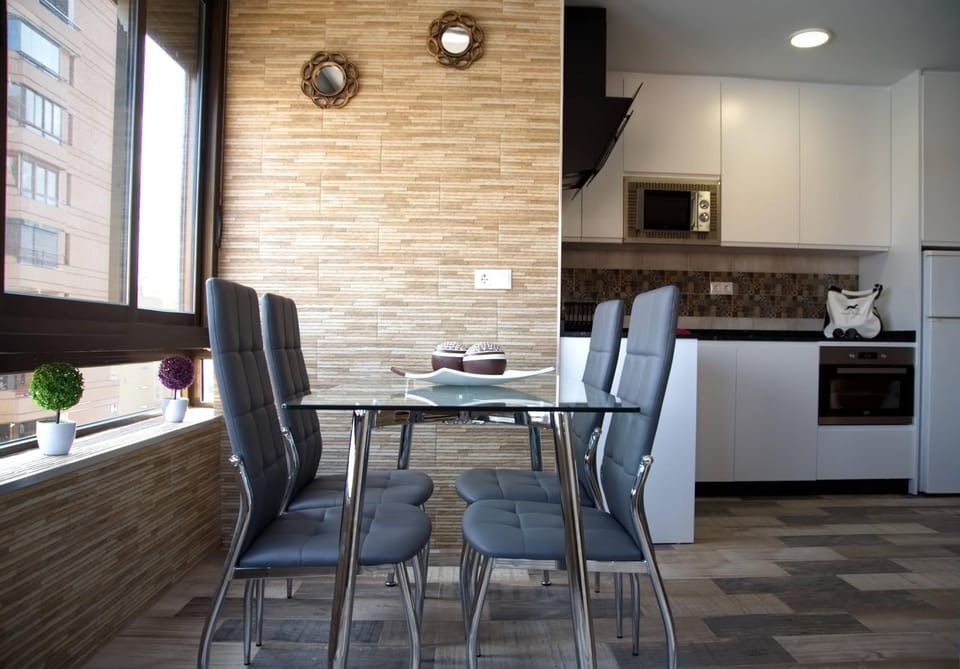 Kitchen or kitchenette, Dining area