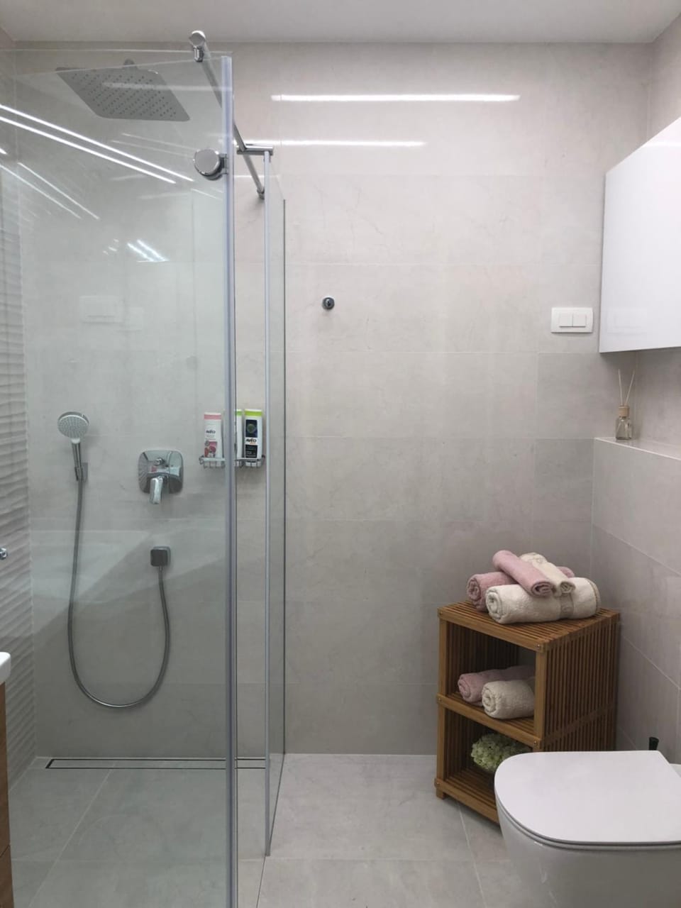 Shower, Toilet, Bathroom, towels