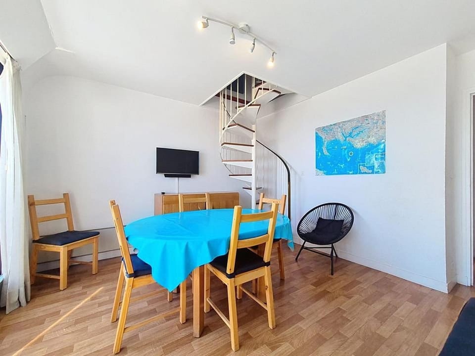 Quiberon - 2 Pièces + Mezzanine avec 2 Balcons, Parking, Près de la Mer - FR-1-478-125 Apartment in Quiberon