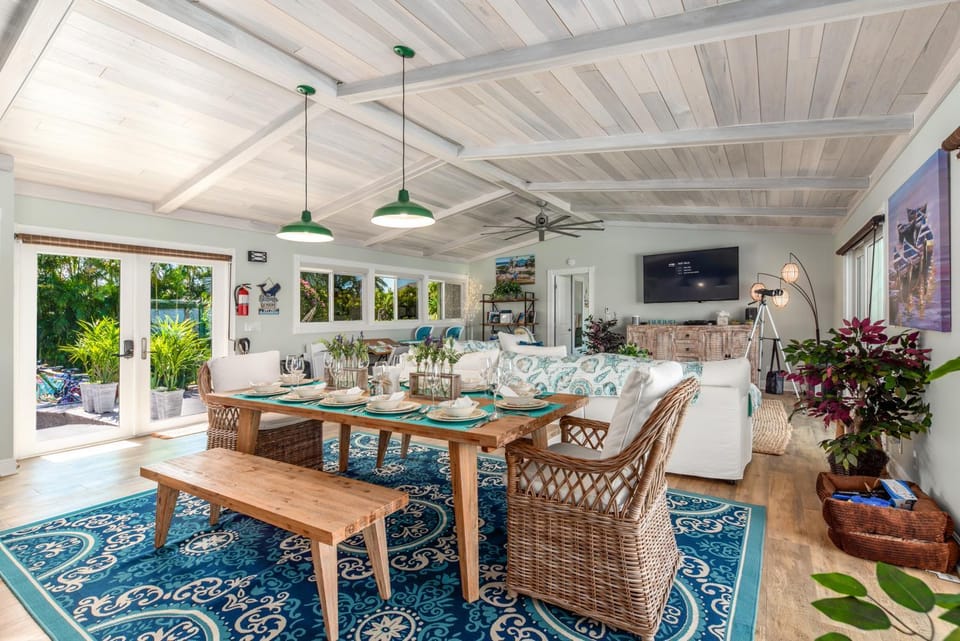 TV and multimedia, Living room, Dining area, Pool view, River view