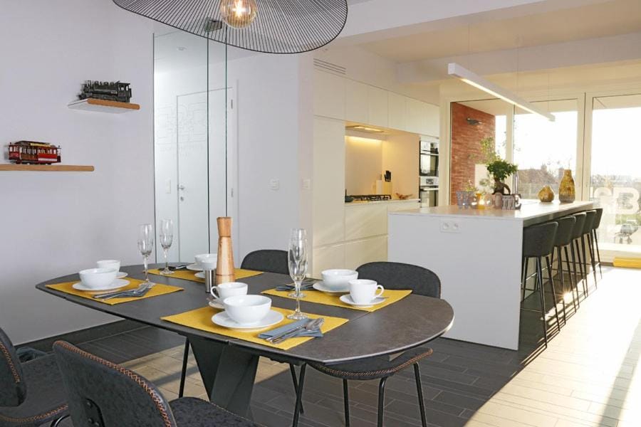 Kitchen or kitchenette, Dining area