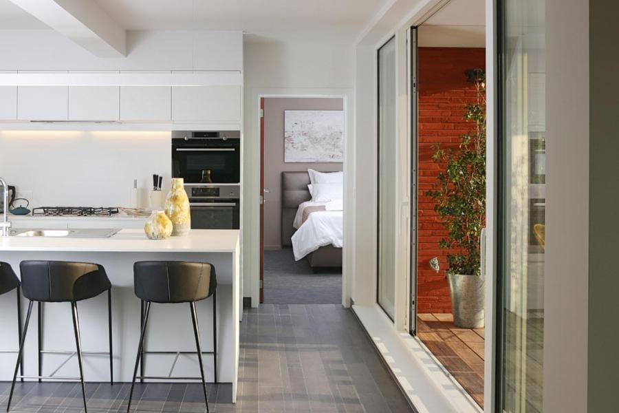 Kitchen or kitchenette, Dining area, minibar, oven, stove