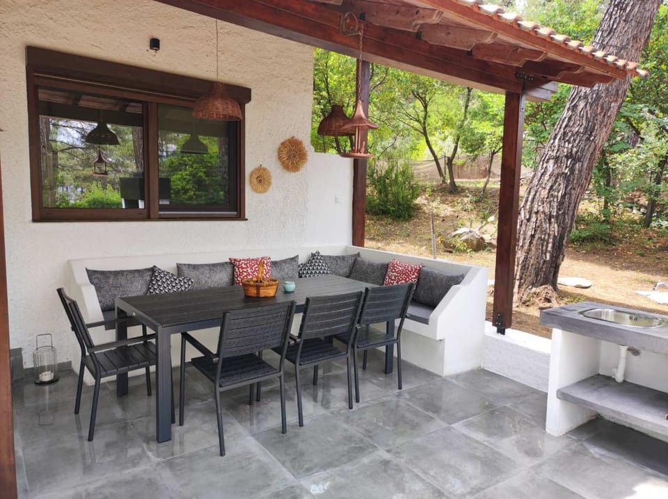 Seating area, Dining area