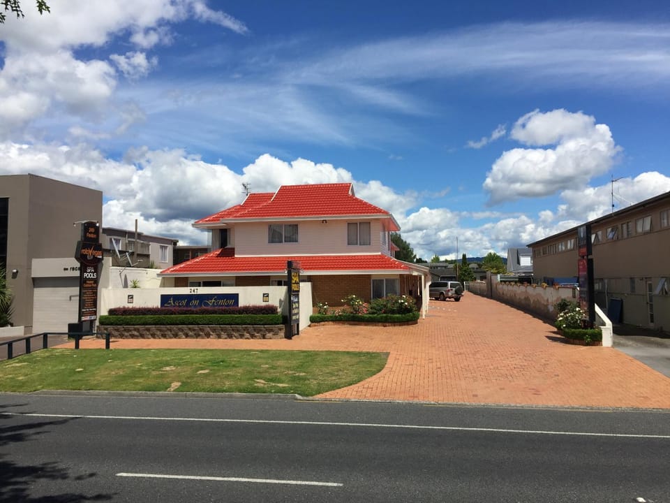 Facade/entrance
