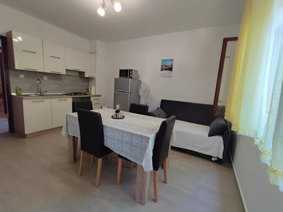 Kitchen or kitchenette, Dining area, microwave, oven, stove
