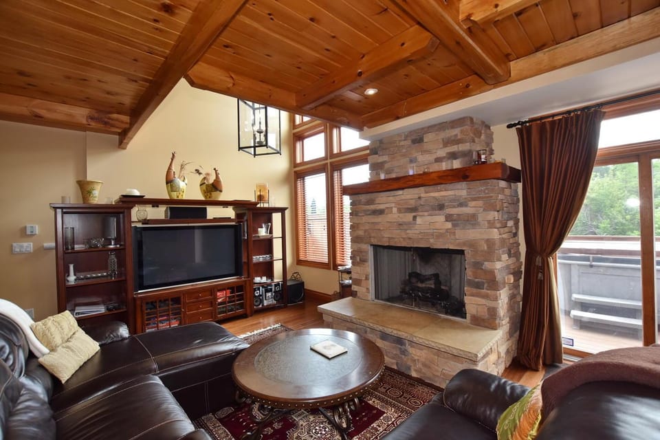 TV and multimedia, Living room, Seating area, Evening entertainment