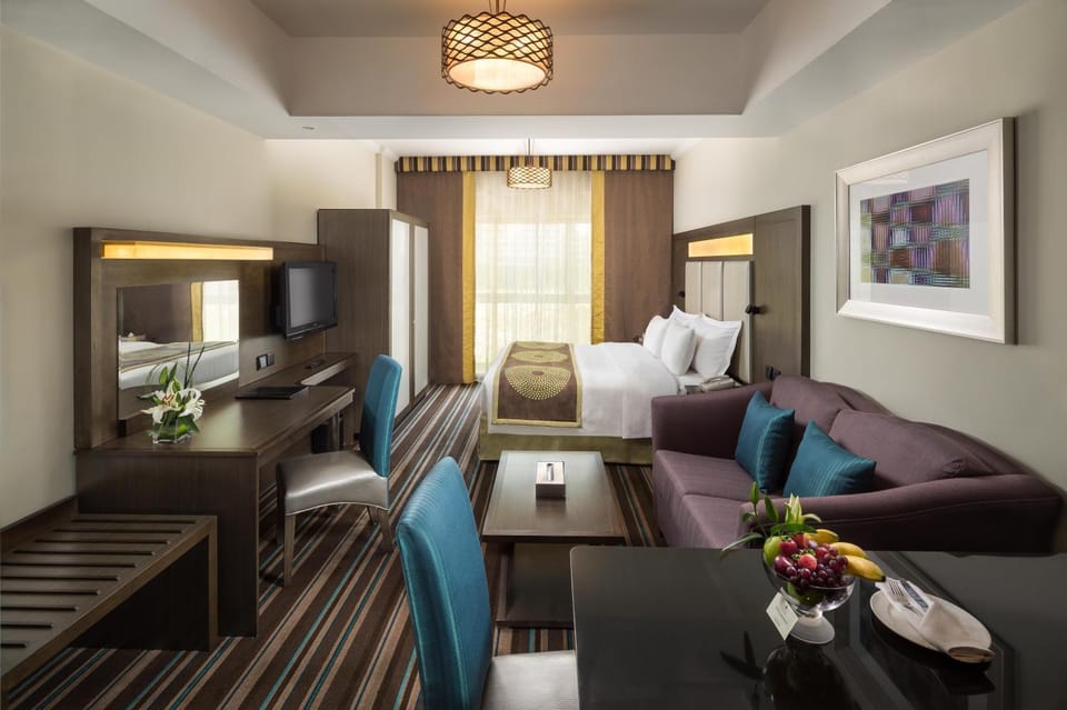 TV and multimedia, Living room, Photo of the whole room, Seating area, Bedroom, room service