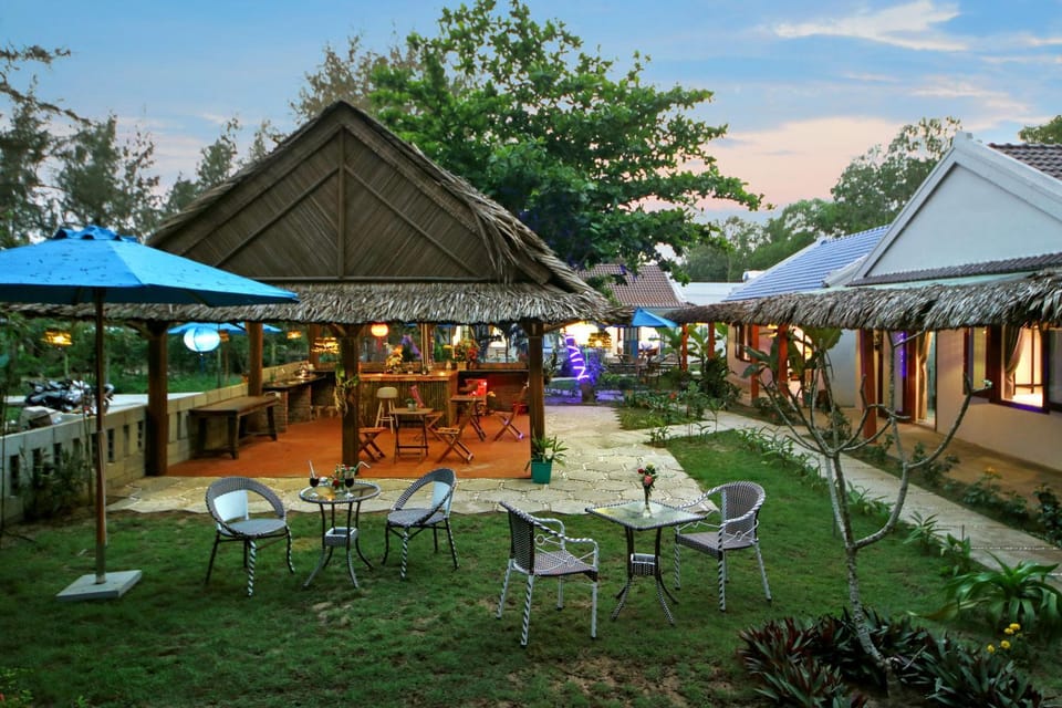 Patio, Restaurant/places to eat, Garden, Lounge or bar, Decorative detail, Guests, Garden view, young children, older children, group of guests, Family
