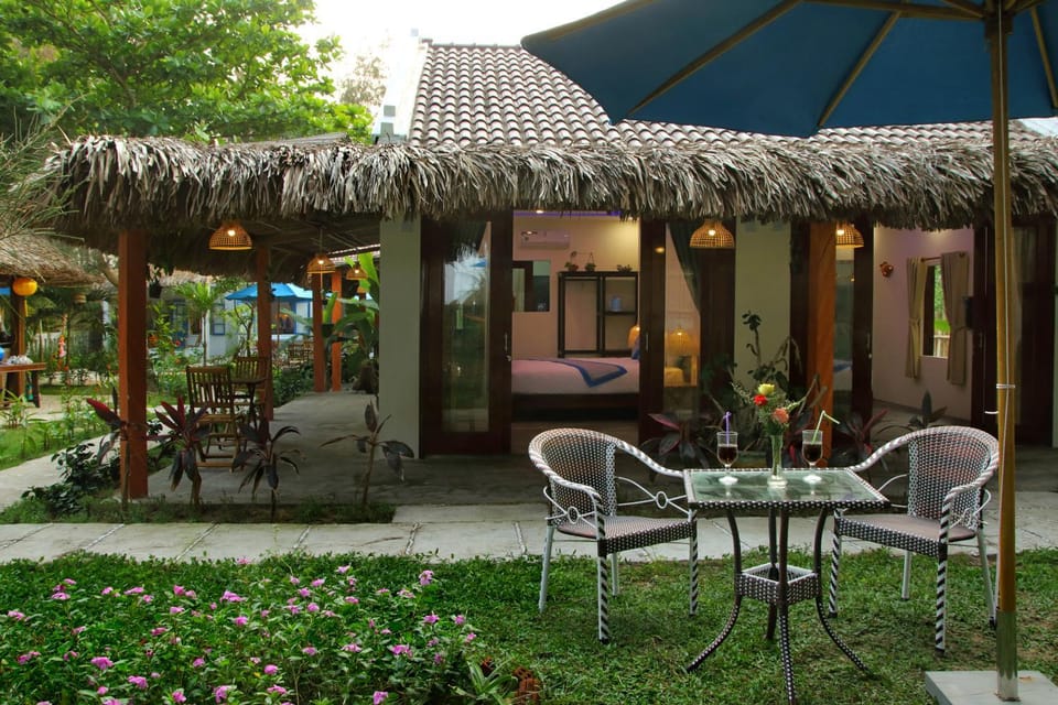 Patio, Garden, Decorative detail, Guests, Garden view, Drinks, children, young children, older children, group of guests