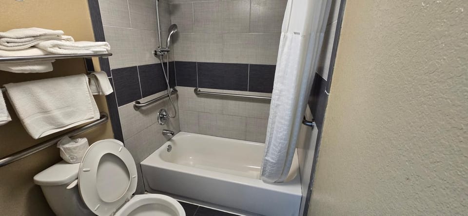 Shower, Toilet, Bathroom, Bath, towels