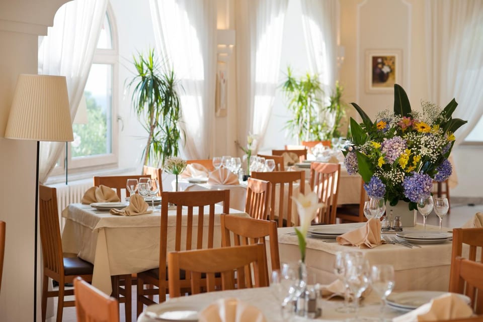 Meals, Continental breakfast, Buffet breakfast, Italian breakfast, Dinner