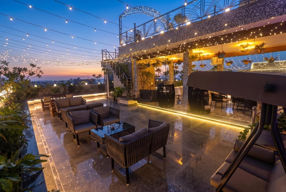 Restaurant/places to eat, Balcony/Terrace, Evening entertainment