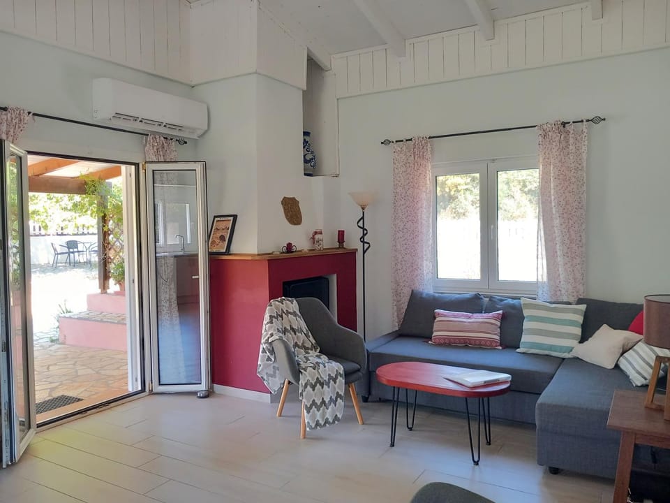 Coffee/tea facilities, Kitchen or kitchenette, Dining area, dishwasher, microwave, oven, stove, toaster, kitchen