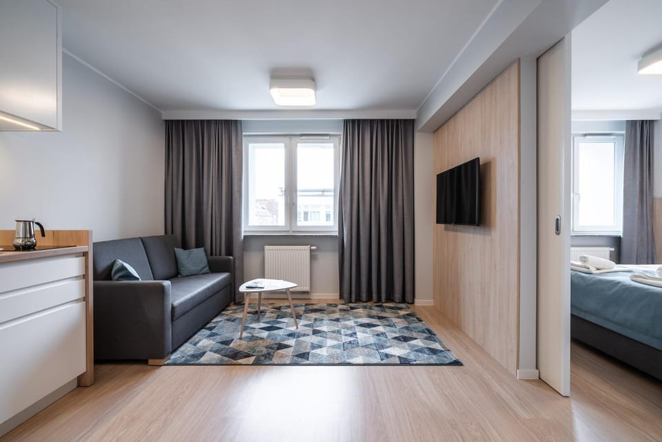 Communal lounge/ TV room, Bed, TV and multimedia, Living room, Photo of the whole room, Seating area, Evening entertainment, Bedroom, wardrobe