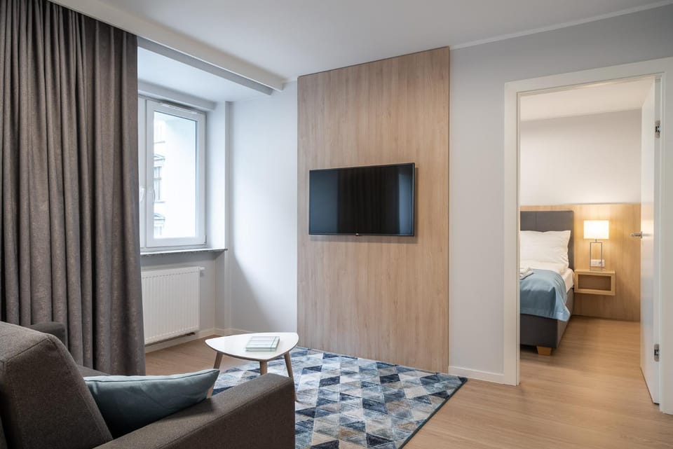 Communal lounge/ TV room, Bed, TV and multimedia, Living room, Photo of the whole room, Seating area, Evening entertainment, Bedroom