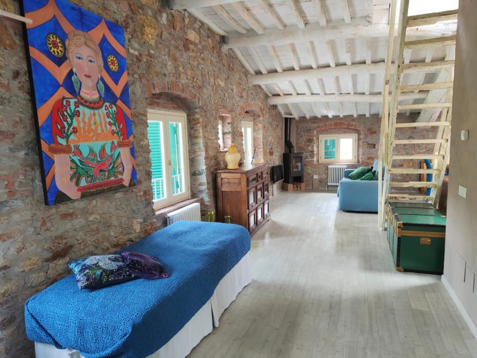 Bed, Living room, Photo of the whole room, Seating area, Bedroom
