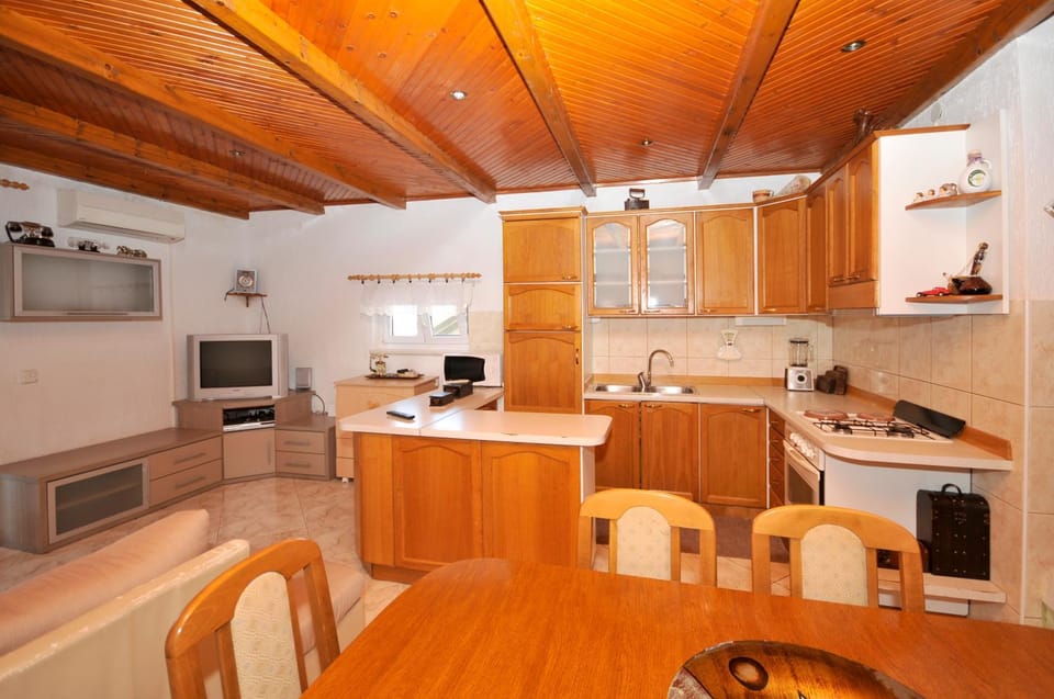 Kitchen or kitchenette, Dining area, Communal kitchen