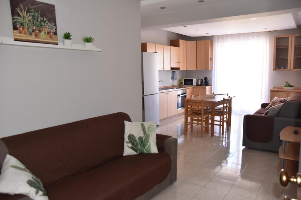 TV and multimedia, Kitchen or kitchenette, Living room, Dining area, minibar, pet friendly, stove