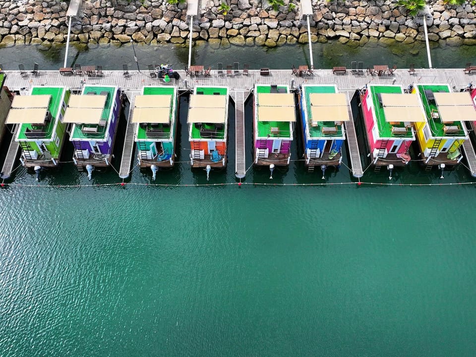 Boat Haus - Casas Flotantes frente a Gibraltar Docked boat in Andalusia