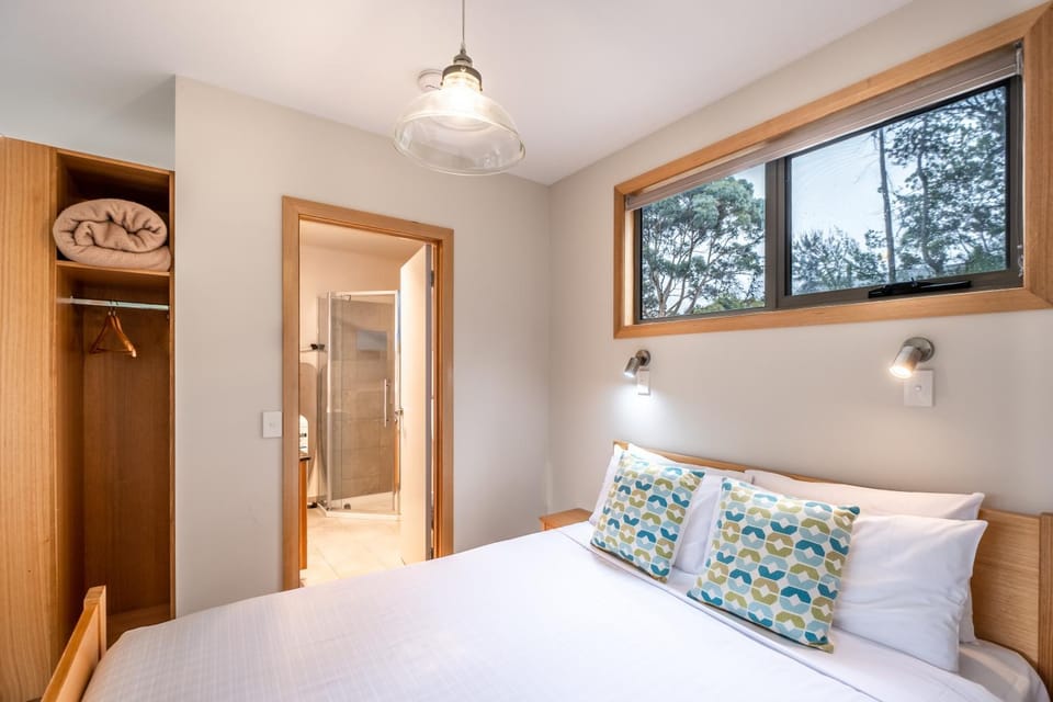 Bed, Bathroom, wardrobe