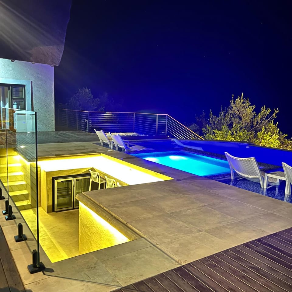 Hot Tub, Lounge or bar, Pool view