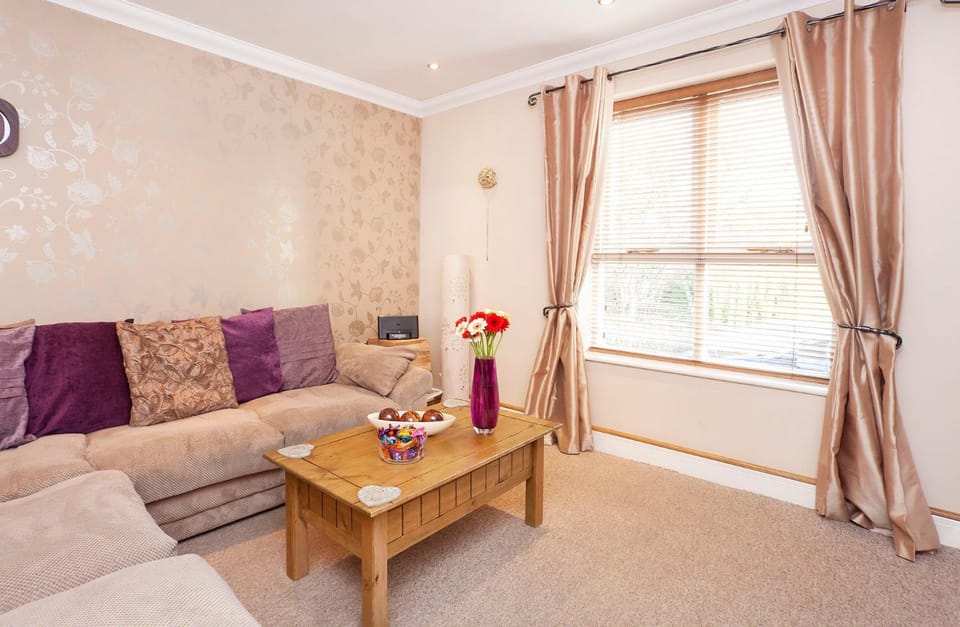 Riverbank View Three Bedroom Apartment with Free Parking Apartment in York
