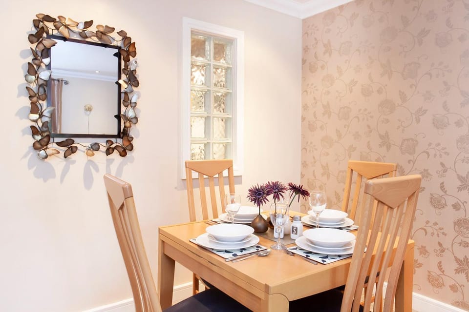 Riverbank View Three Bedroom Apartment with Free Parking Apartment in York