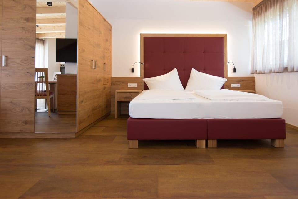 Bed, TV and multimedia, Bedroom