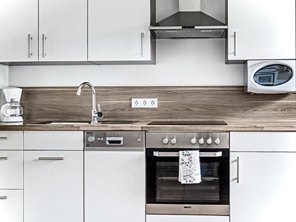 Kitchen or kitchenette, Dining area, Food, Food, Lunch, Dinner, Time of day, dishwasher, stove, kitchen, kitchen, Internal: Not applicable to any particular room
