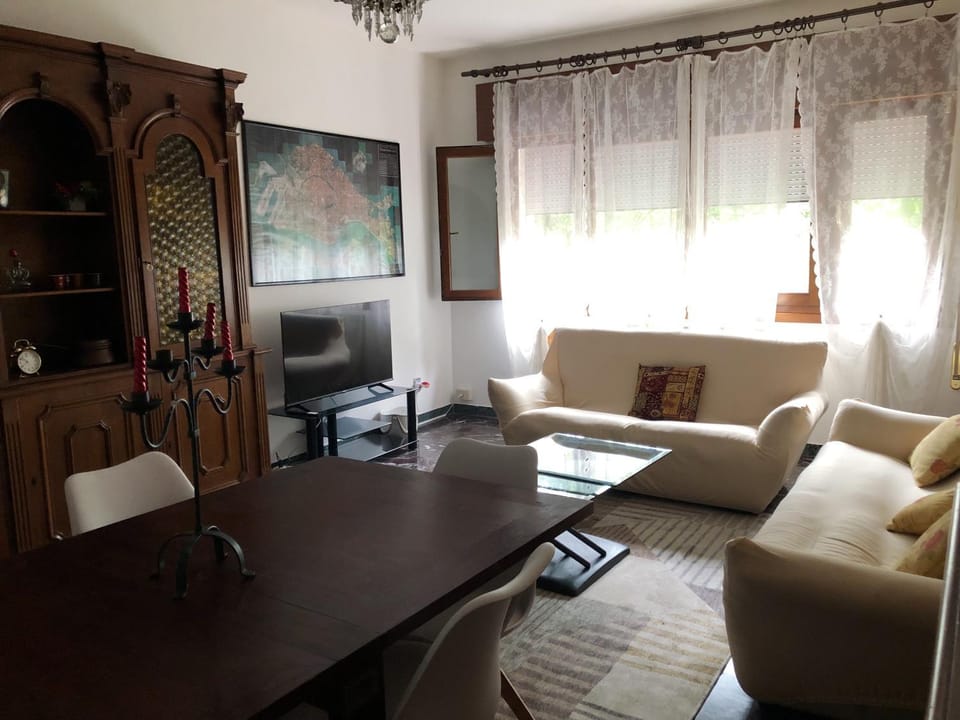Communal lounge/ TV room, TV and multimedia, Living room, Seating area, Evening entertainment